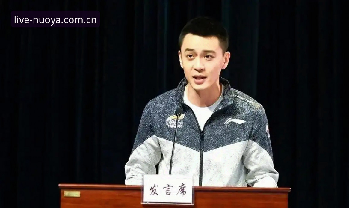杨鸣说C罗压力大，前锋都进球了他还没上场，你怎么看？
